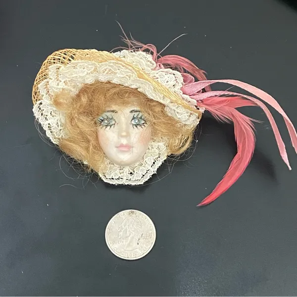 Vintage Porcelain Face Victorian Lady Head with Fascinator Hat Brooch 21g - Image 7