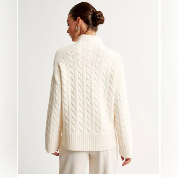 Abercrombie & Fitch Cable Easy Funnel Neck Sweater in Cream. Size Medium - Image 2