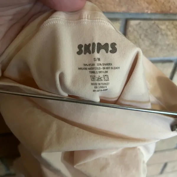 NWOT SKIMS Maternity Sculpting Short Mid Thigh Beige Light Tan Size S/M - Image 4