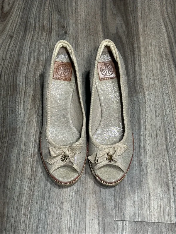 Tory Burch Espadrille Wedge Peep Toe Bow Pumps Metallic Beige. - Image 8