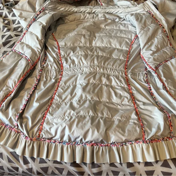 Lululemon Spring Fling Puffy Windbreaker Silver Spoon Ruffle Trim Hooded Size 6‎ - Image 10