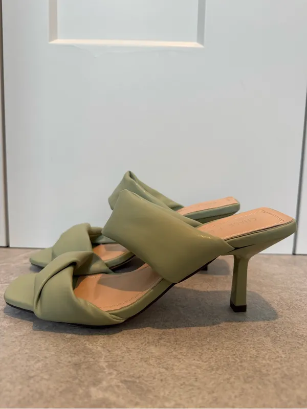 Women's Green Strappy Slide Heels Size 5.5 - Image 3