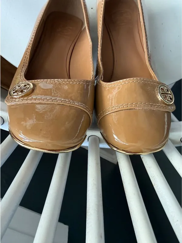 Tory Burch Tan Patent Leather Mary Jane Pumps with Logo Accent - Image 6
