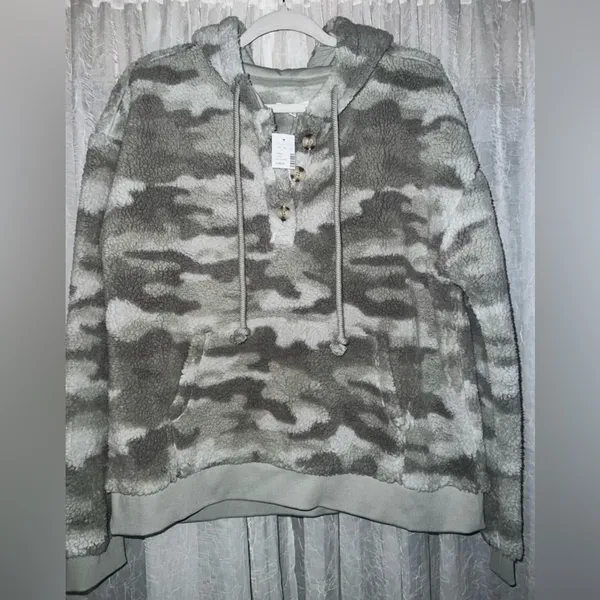 NWT Maurices Camo Sherpa Henley Hoodie size large - Image 2