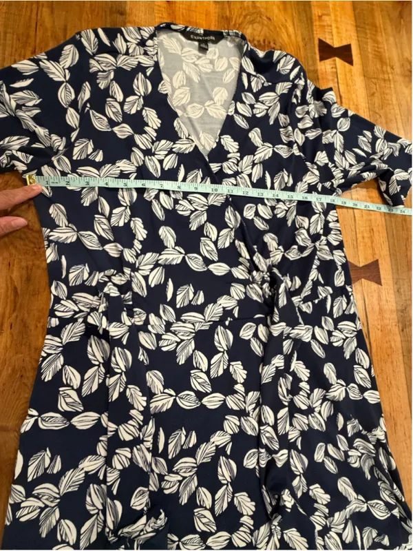 41 Hawthorn Womens 1X Faux Wrap Dress Navy Blue White Leaf Print Short Sleeve Mi - Image 9