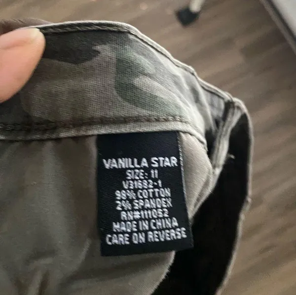 Vanilla Star Jeans Vanilla Rose Mid Rise camo color summer short. Size: 11 - Image 3