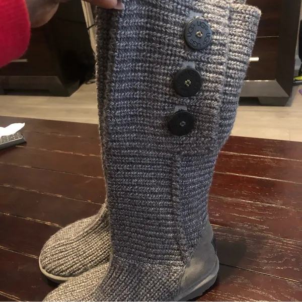 UGG Classic Cardy knitted sweater 3 button fold over boots.Silver color. Size: 8 - Image 5