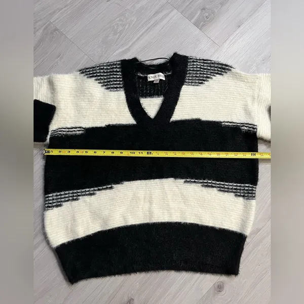 NWOT Knox‎ Rose Fuzzy Black and White Sweater - Image 5