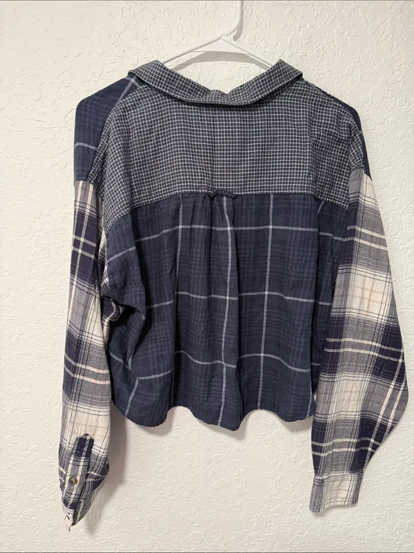 AMERICAN EAGLE Navy Blue Plaid Cropped Button Down Flannel Size Large - Image 6
