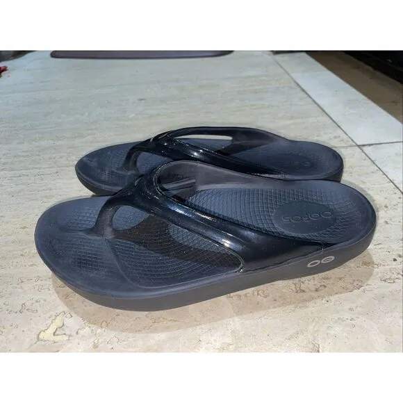 OOFOS Women's Black Flip flops Sandals 6‎ Glossy Strap - Image 3
