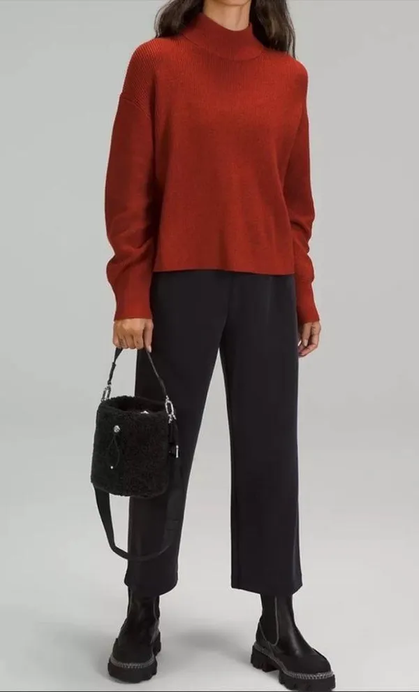 Lululemon NWT Crossbody Fleece Bucket Bag 2.5L - Image 4