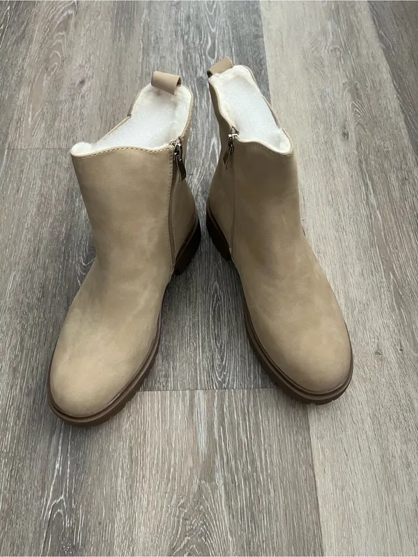 Women’s Beige Fur Suede Ankle Boots Sz 8 Faux Fur Lined Dual Zip Lug Sole EU 38 - Image 2