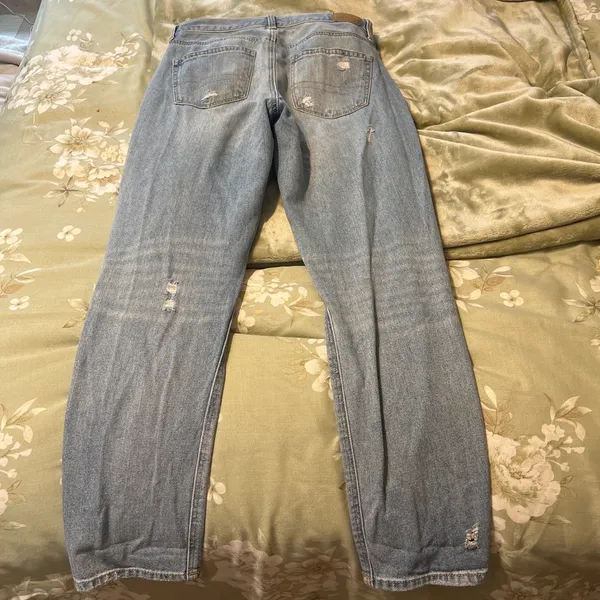 Light Wash Ripped American Eagle Mom Jeans size 6 - Image 5