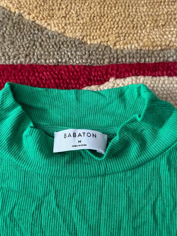 Aritzia Babaton Kelly Green Ribbed Mock Neck Short Sleeve Tee Shirt Size Medium - Image 2
