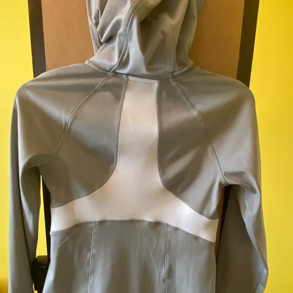 XS Under Armour heat gear gray and white sweat jacket - Image 8