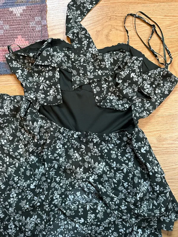 Francesca's Floral romper - Image 2