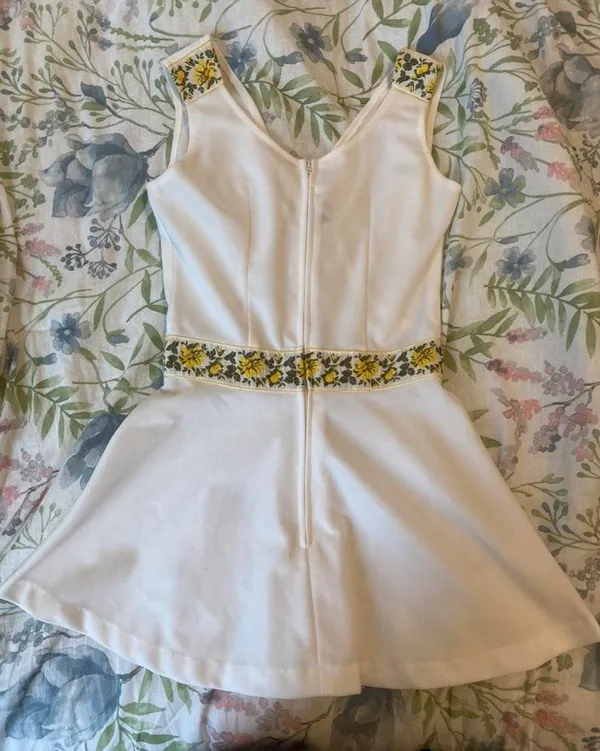 Vintage White Tennis Top With Embroidered Flowers - Image 2