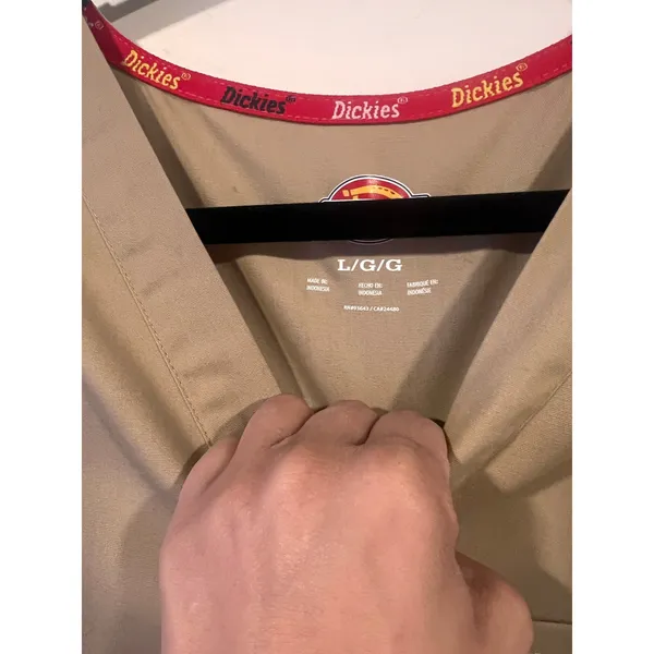 Dickies V-neck scrub top in tan Khaki Large - Image 4