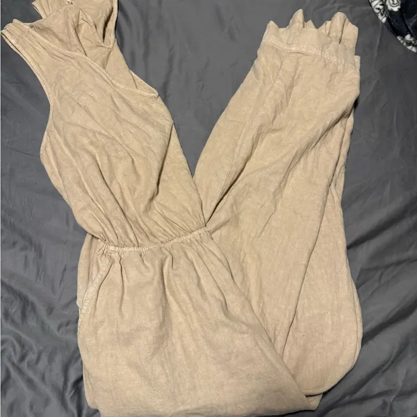 Universal Threads Tan Jumpsuit with Relaxed Fit and Sleeveless Design - Image 4