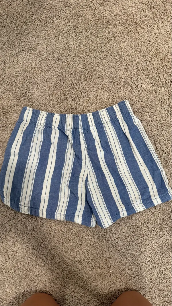 Old navy shorts  - Image 2