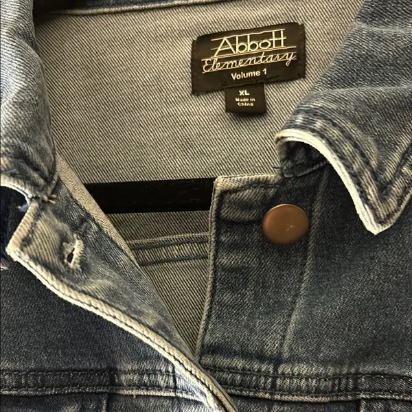 Abbott Elementary Teachers Edition‎ Vol 1 Denim Jacket Medium Wash XL 123-J178 - Image 5