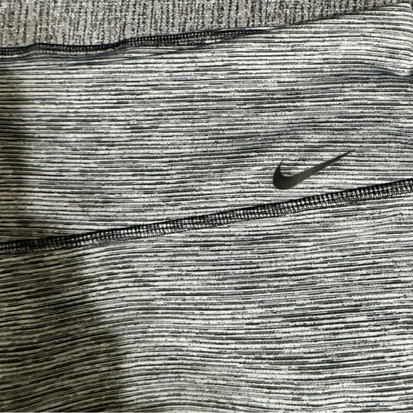 Nike Women’s Cropped Leggings - Image 2