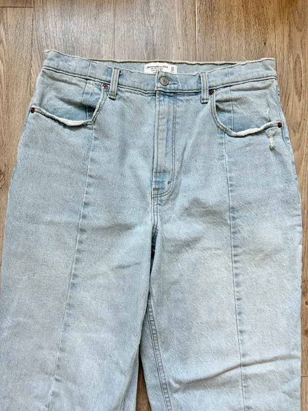 Abercrombie & Fitch The 90s Straight Ultra High Rise Split Hem Jeans Light Wash - Image 3