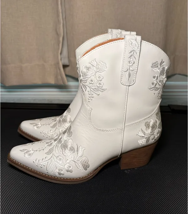 Dingo White Take A Bow Cowboy Boots - Image 3