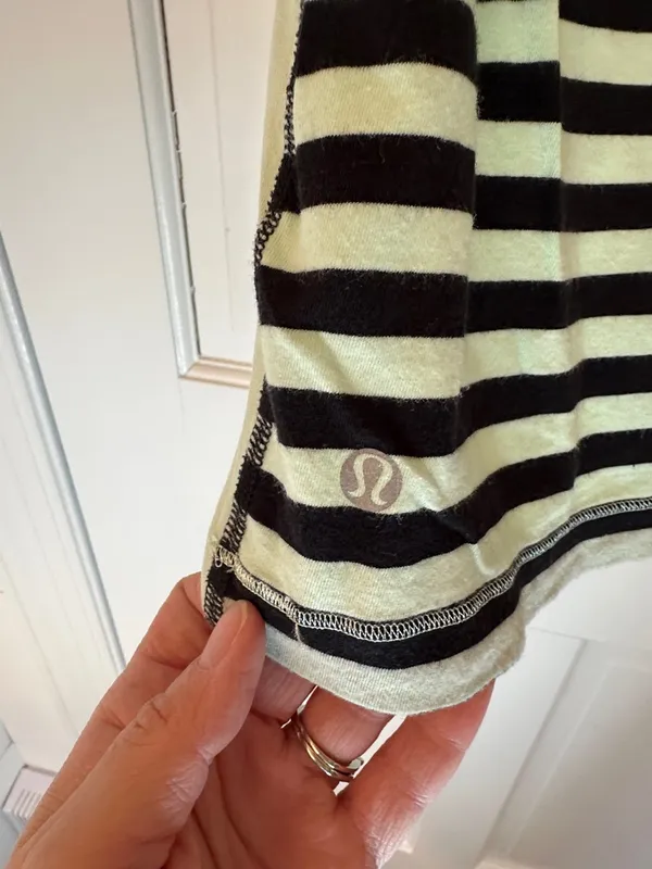 lululemon‎ athletica Mint Green Tee with Black Stripe Back size 4 EUC - Image 4
