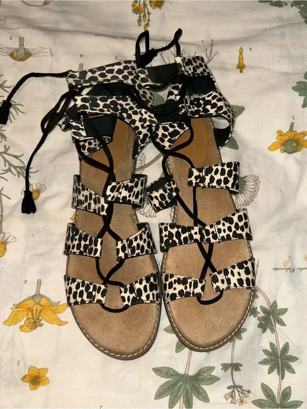Old navy sandals - Image 2