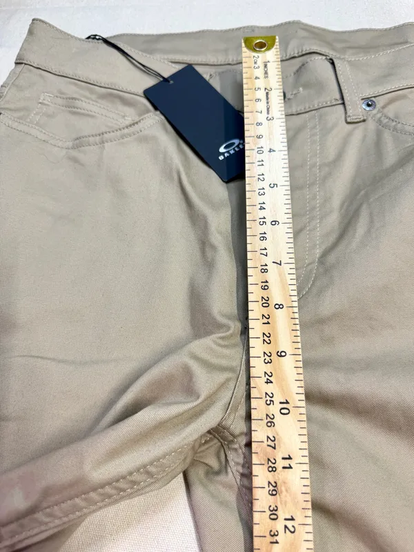 Oakley NWT Men’s Khaki Pocket Shorts  - Image 5