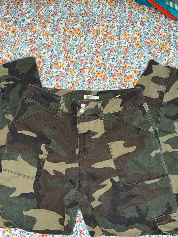 Brandy Melville Camo Cargo Pants - Image 3