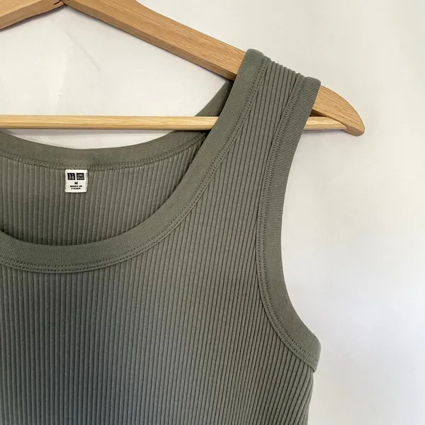 Uniqlo‎ sage green tank top ribbed knit women's size M cotton athleisure shirt - Image 2