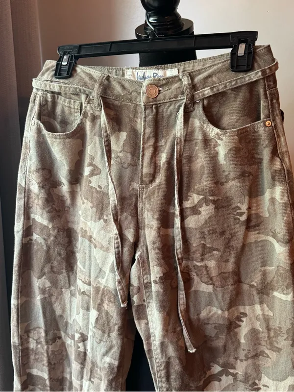 Indigo Rein Beige Camo Cargo Pants Sz 25”x27.5” - Image 2