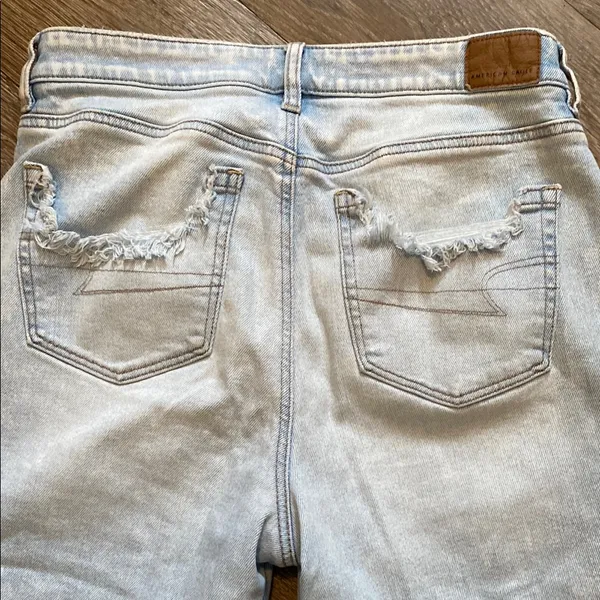 American Eagle Super Light Wash Distressed Mom Jeans Size 8 - Image 6