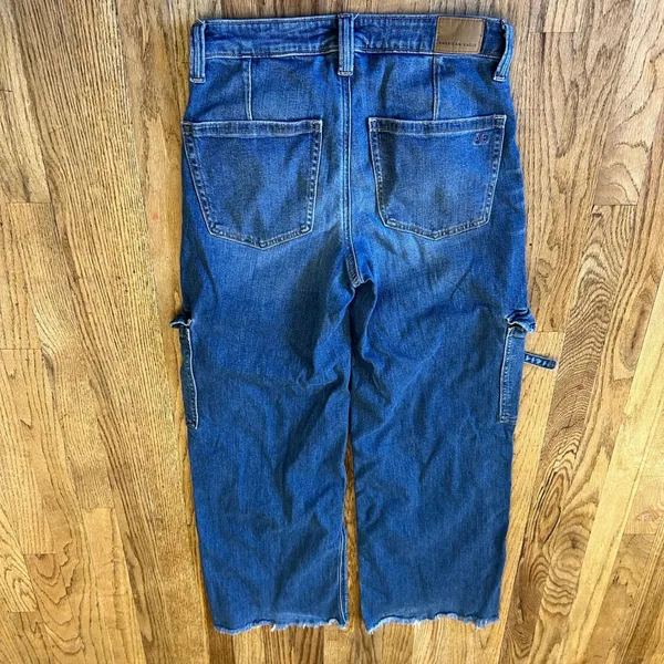 American Eagle Women 2 Wide Leg Cargo Jeans Medium Wash Raw Hem Stretch Denim - Image 4