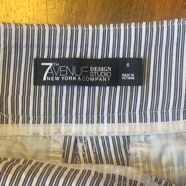 7th Avenue New York & Company Shorts 6 Navy Blue and white pinstripes Nautical - Image 2