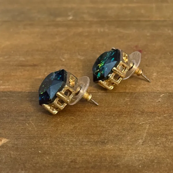 Faux Fire Opal hexagon stud earrings Green - Image 3