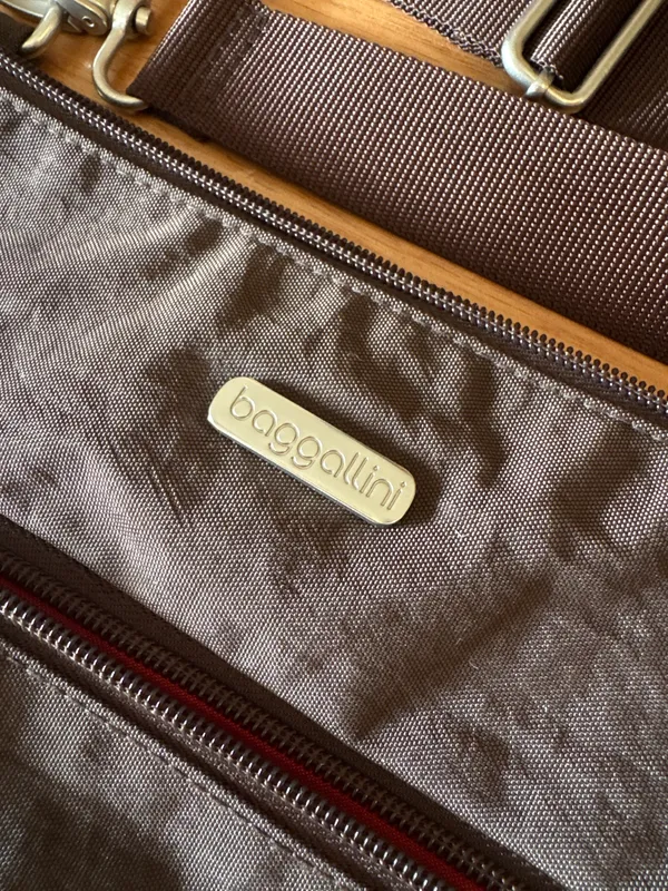 Baggallini big zipper Crossbody Nylon - Image 3