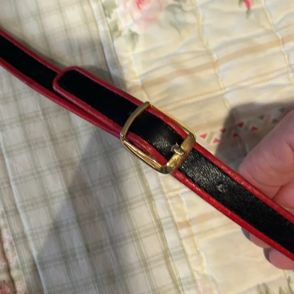 Gucci vintage crossbody bag black with red trim. Beautiful inside has wear shown - Image 11