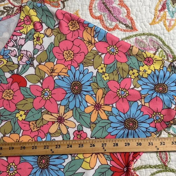 First Love Floral Multicolor Women's Top size medium v-neck stretchy springtime - Image 3