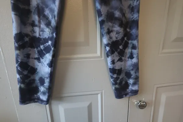 Athleta tie dye leggings Salutation Stash Pocket Tight Leggings Workout Stretch in blue size small. - Image 7