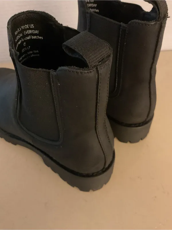 Thursday women black leather Chelsea heel boots US 8.5 Wide - Image 3