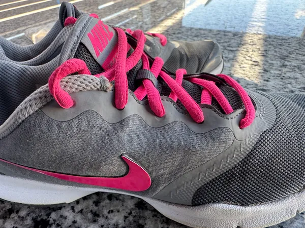 Nike Women's In-Season TR 4 training shoes in gray and pink - Image 7