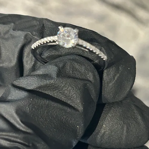Elegant Silver Plated zirconia Ring size 7 - Image 3