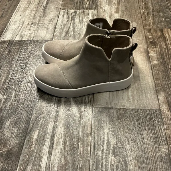 Toms Taupe Suede Slip-On Ankle Boot with White Platform Size 8 - Image 9