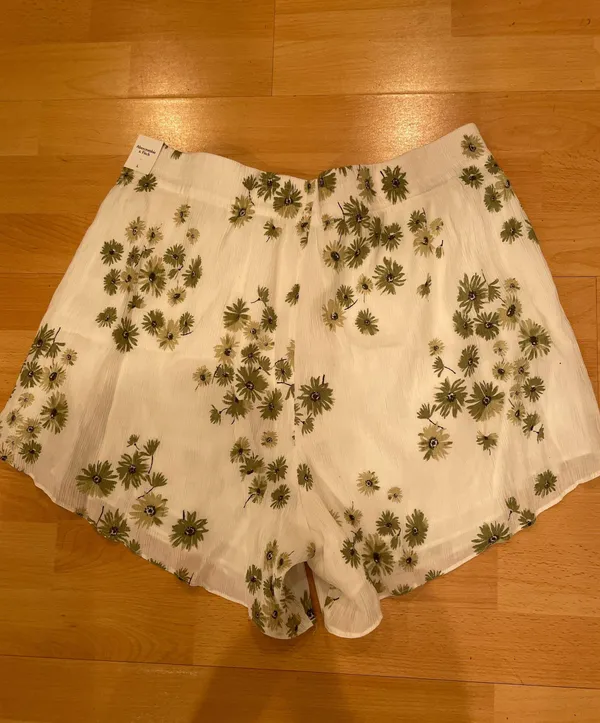 Abercrombie Dede X Emily Floral Shorts - Image 4