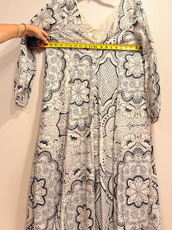 Anthropologie Long-Sleeve V-Neck Dress Midi Style Size M - Image 4