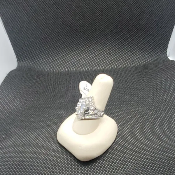 NWT Gorgeous Sparkly Silver Cocktail Ring - Image 3