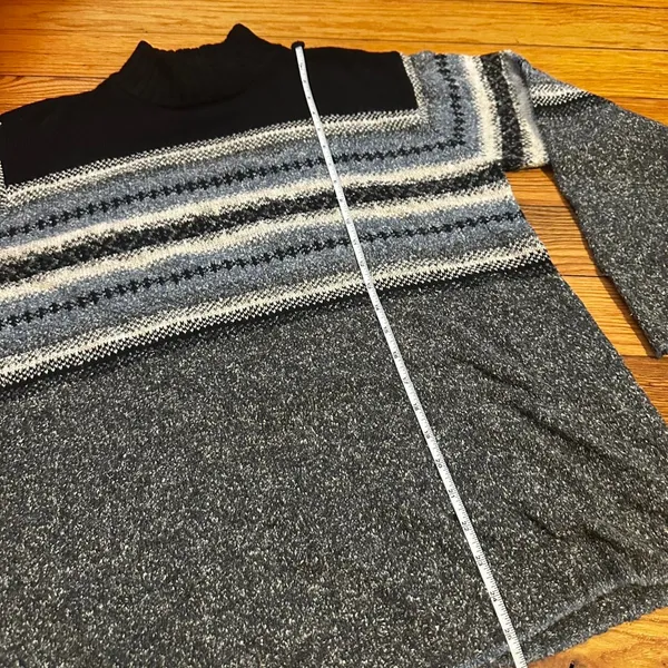Grey and black sweater b - Image 4